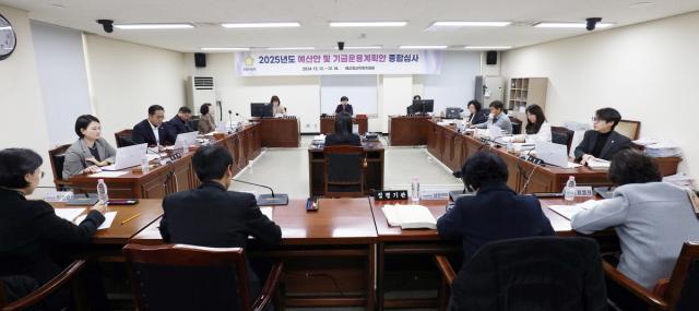 NSP통신-안양시의회 예산결산특별위원회가 2025년도 예산안 및 기금운용계획안 등 종합심사를 하고 있다. (사진 = 안양시의회)