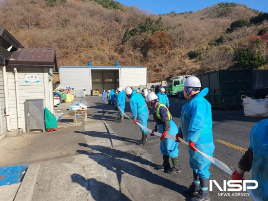NSP통신-생활폐기물과 직원과 재활용품 위탁처리업체 광양자원관리공사 근로자 소방훈련 (사진 = 광양시청)