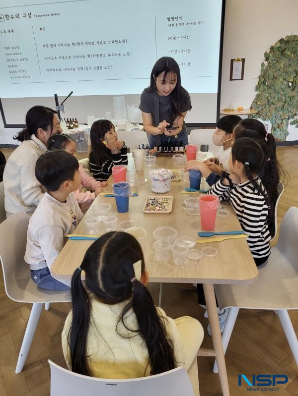 NSP통신-한국수력원자력 한울원자력본부는 지난 16일과 17일 2일간 지역주민 대상으로 한울에너지팜에서 휩솝(Whip-Soap) 만들기 원데이클래스 에너지아뜰리에를 진행했다. (사진 = 한울원자력본부)