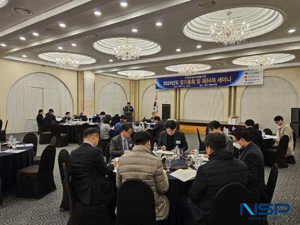 NSP통신-대구상공회의소는 지역기업 임원·부서장 100여 명이 참석한 가운데 지난 18일 그랜드호텔에서 기업경영지원협의회 2024년도 정기총회 및 제54차 세미나를 개최했다. (사진 = 대구상공회의소)