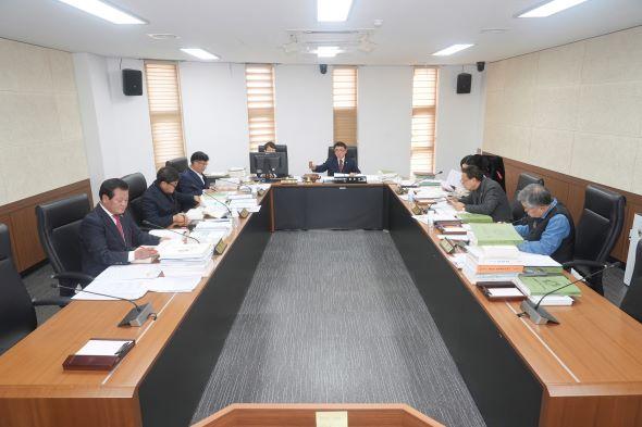 NSP통신-안동시 예산결산특별위원회 2025년도 예산안 중 217억원 감액조정 (사진 = 안동시의회)