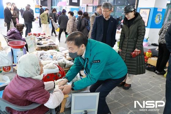 NSP통신-19일 전춘성 군수를 비롯한 군 간부 공무원 등이 참석한 가운데 전통시장인 진안고원 시장에서 장보기와 점심 식사를 가졌다. (사진 = 진안군)