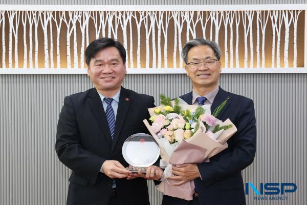 NSP통신-영양군이 저소득 취약계층을 대상으로 적극적인 국민건강보험료 지원 사업을 추진해 국민건강보험공단으로부터 감사패를 받았다. (사진 = 영양군)