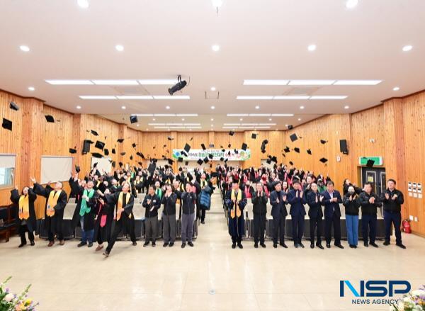 NSP통신-청송군은 지난 18일 청송군농업기술센터에서 열린 2024년도 청송군농업인대학 수료식에서 제2기 청송사과사관학교 36명, 제21기 친환경사과반 57명, 제14기 미래농업반 21명 등 총 114명의 수료생을 배출했다. (사진 = 청송군)
