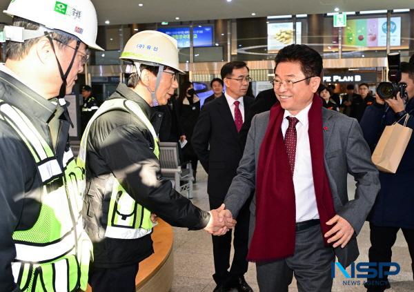 NSP통신-경상북도는 19일 안동역에서 박상우 국토교통부 장관, 김형동, 이만희 국회의원, 이철우 경상북도지사, 기초지자체 단체장, 국가철도공단 이사장, 한국철도공사 사장, 시공사 관계자, 지역 주민 등 300여 명이 참석한 가운데 중앙선 고속철도 완전 개통 축하 행사를 개최했다. (사진 = 경상북도)