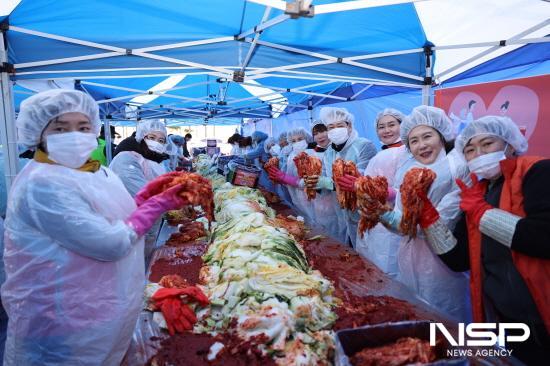 NSP통신-박성현 사장과 10개 기관·단체 회원들 김장 (사진 = 여수광양항만공사)