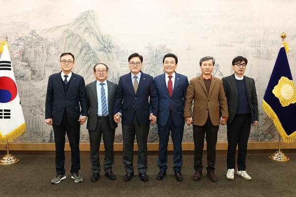 NSP통신-송치영 소공연 회장(왼쪽 첫번째)과 우원식 국회의장(가운데) (사진 = 국회의장 공보수석실)
