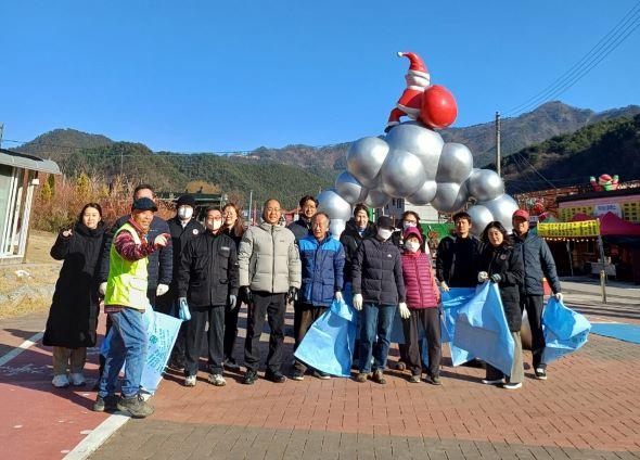 NSP통신-봉화군은 지난 19일 연말 대표 축제인 2024-2025 한겨울 분천 산타마을 축제 관광객 맞이를 위한 환경 정비 작업을 시행했다. (사진 = 봉화군)