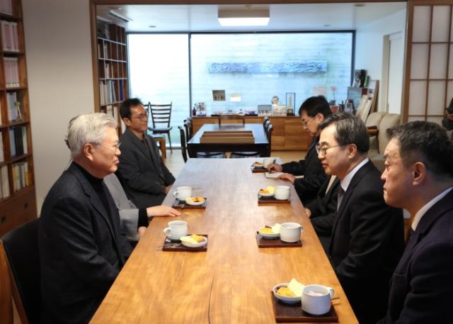 NSP통신-김동연 경기도지사가 20일 평산마을로 문재인 전 대통령을 예방해 대화를 나누고 있다. (사진 = 경기도)