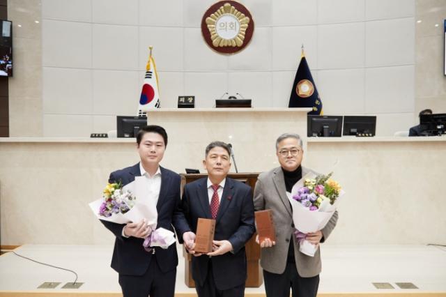 NSP통신-김길수·박병민 용인시의원이 경기도 시·군의회의장 남부권협의회로 부터 의정활동 우수의원 표창을 수상했다. 사진 왼쪽부터 박병민 용인시의원, 이창식 부의장, 김길수 용인시의원. (사진 = 용인특례시의회)