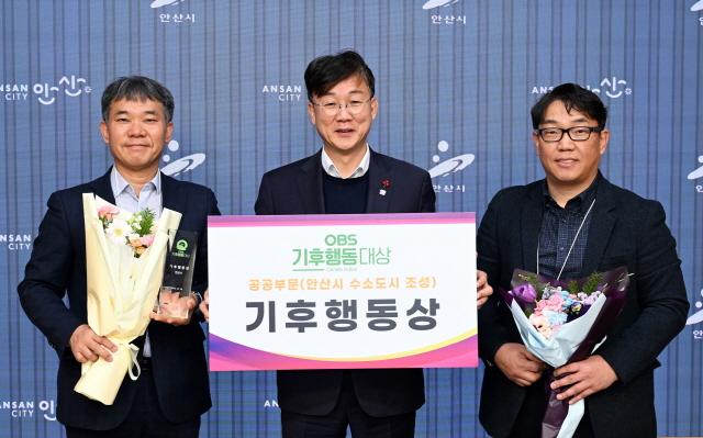 NSP통신-안산시가 제1회 OBS 기후행동대상 시상식에서 공공부문 기후행동상을 수상했다. 사진은 이민근 시장(가운데)과 시 관계자들의 수상 기념촬영 모습. (사진 = 안산시)