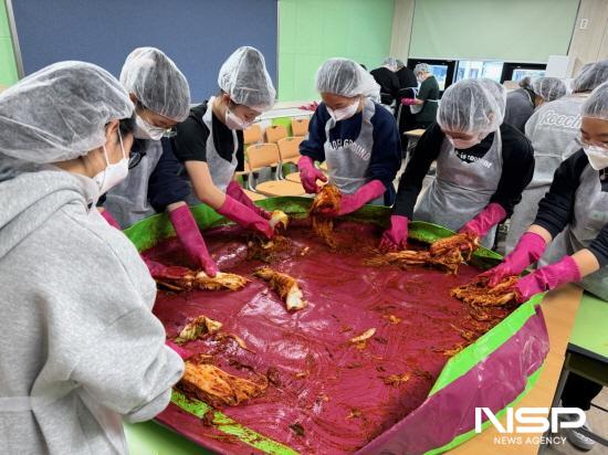 NSP통신-성황초등학교 학생들 김장 (사진 = 광양시청)