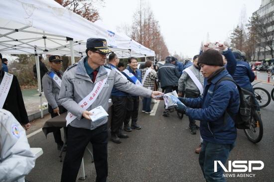 NSP통신-범죄예방 가이드북과 방한용품 배부 (사진 = 전남경찰청)