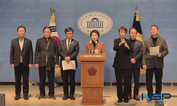 NSP통신-이언주 의원이 23일 긴급 기자회견을 열고 포항 철강산업단지와 여수 석유화학산업단지를 산업위기대응특별지역 및 고용위기지역으로 지정을 주문했다. (= 이언주 의원실)