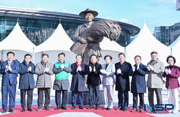 NSP통신-대구광역시는 23일 동대구역 박정희 광장에서 박정희 대통령 동상 제막식을 개최했다. (사진 = 대구광역시)