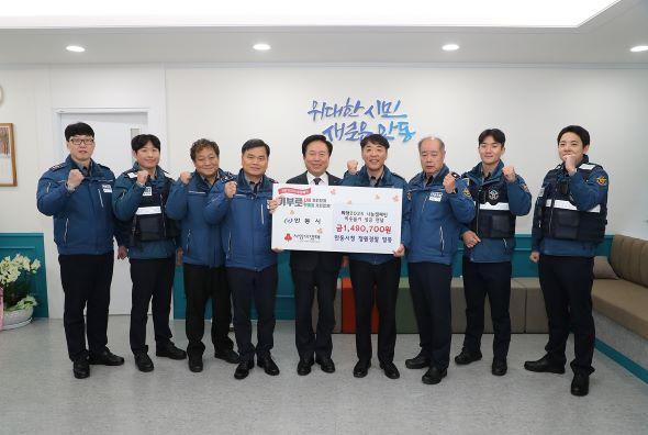 NSP통신-안동시청 청원경찰 일동 마음 모아 이웃돕기 성금 150만원 상당 기부, 청원경찰 일동 소속 청원경찰 모두의 마음 모아 기부 실천, 23일 시장실에서 성금 전달식 진행 (사진 = 안동시)