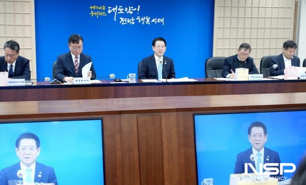 NSP통신-김영록 전라남도지사가 24일 오전 도청 서재필실에서 실국 정책회의를 주재하고 있다. (사진 = 전남도)