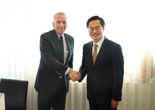 24일 오후 서울 중구 컨퍼런스하우스달개비에서 김동연 경기도지사와 필립 골드버그(Philip Goldberg) 주한 미국대사가 면담 후 기념촬영을 하고 있다. (사진 = 경기도)