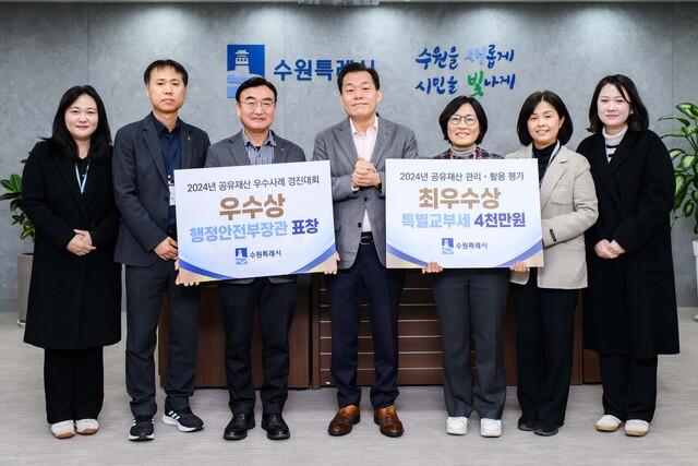 -24일 이재준 수원시장가운데과 공직자들이 기념촬영을 하고 있다 사진 수원시