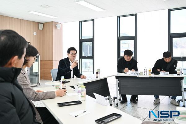 NSP통신-김광열 영덕군수는 지난 23일 지역의 평생교육 발전에 이바지하는 관계자들과 만남의 자리를 마련해 의견을 청취하고 발전 방향을 모색하는 현장 소통의 날 행사를 가졌다. (사진 = 영덕군)