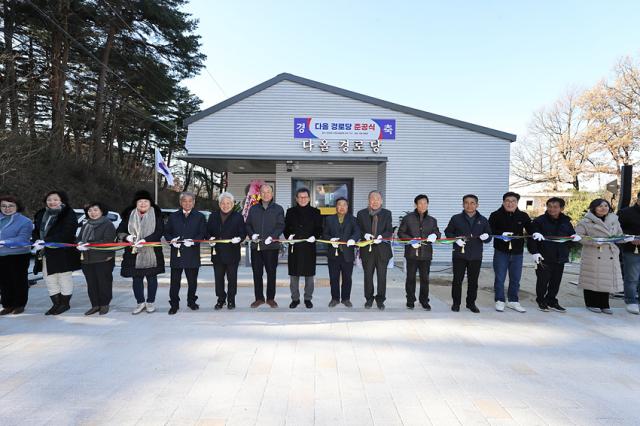 NSP통신-강릉시 교2동 다올 경로당 준공식에서 김홍규 시장을 비롯한 참석자들이 테이프 커팅식에 참여하고 있다. (사진 = 강릉시)