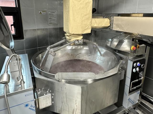 NSP통신-경기도형 학교급식 조리로봇이 팥죽을 끓이는 모습. (사진 = 경기도교육청)