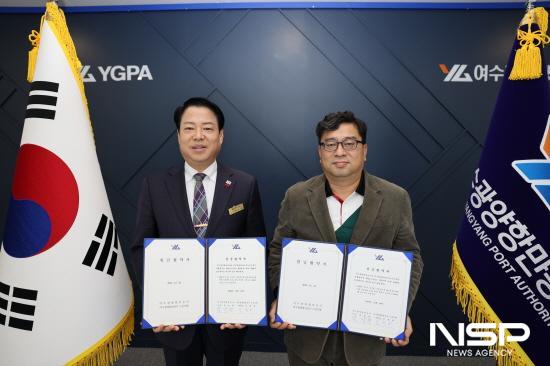 NSP통신-노사 임금협상에서 박성현 사장(사진 왼쪽)과 남철희 노조위원장(사진 오른쪽)이 기념 찰영 (사진 = 여수광양항만공사)