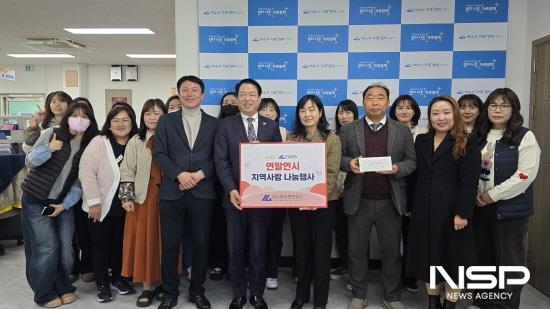 NSP통신-박성현 사장(중앙 좌측)이 지미자 여수시 가족센터장(중앙 우측)에게 온누리상품권 전달 (사진 = 여수광양항만공사)