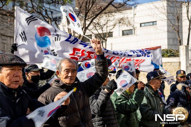 NSP통신-대한민국 월남전 참전자회경기도지부 김포시지회 회원들이 김계순 시의원의 사퇴를 촉구하는 구호를 외치고 있는 모습. (사진 = 조이호 기자)