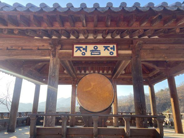 NSP통신-영주 선비세상 자하고(紫霞鼓) 울림과 함께 2024년 마무리, 소백산 노을 속 울려 퍼지는 자하고 소리, 뱀띠·용띠 시민 50명과 함께하는 특별한 해넘이 행사 (사진 = 영주시)