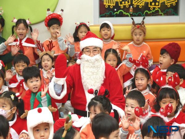 NSP통신-주낙영 경주시장이 크리스마스를 맞아 산타클로스 주 시장으로 깜짝 변신해 아이들에게 환상적인 추억을 선사했다. (사진 = 경주시)