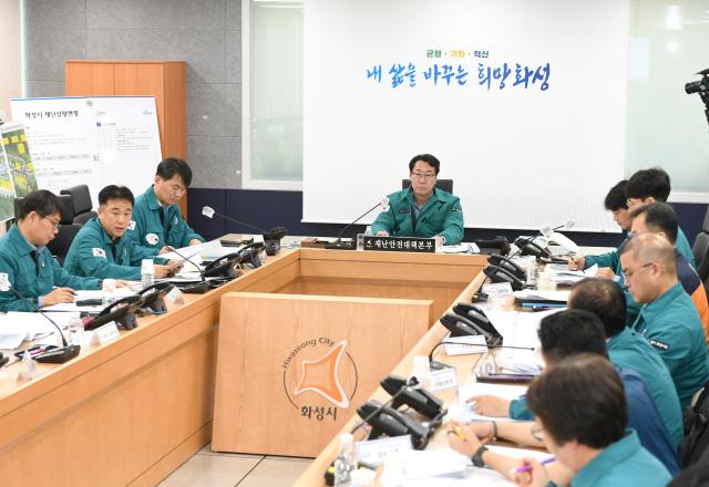 NSP통신-정명근 화성시장(가운데)이 회의를 하고 있다. (사진 = 화성시)