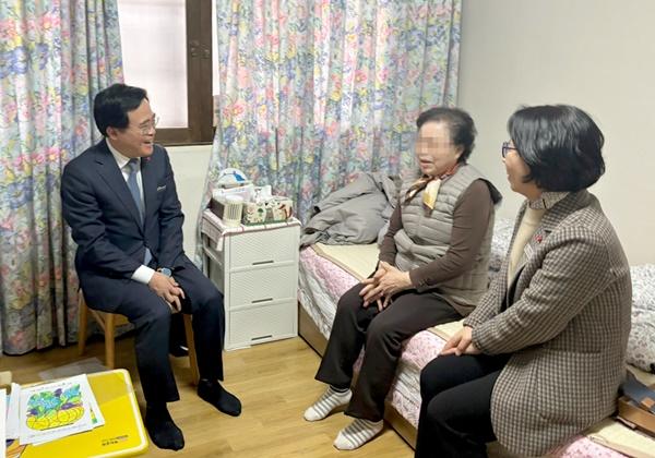 NSP통신-진교훈 서울 강서구청장이(왼쪽 첫 번째) 화곡본동 독거노인 가정을 방문해 건강과 안부를 살피고 있다. (사진 = 강서구)