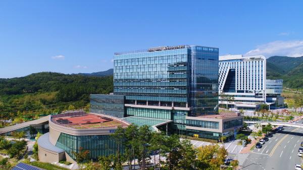 NSP통신-한국산업단지공단과 신용보증기금이 공동 운영하는 산업단지 오픈이노베이션 프로그램(KICXUP)의 지원을 받은 에이에스이티와 에어빌리티가 2024 도전! K-스타트업 대회에서 우수상을 수상했다. 한국산업단지공단 본사 전경 (사진 = 한국산업단지공단)