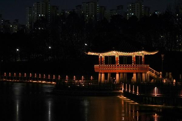 NSP통신-운정호수공원 소치호수 경관조명 (사진 = 파주시)