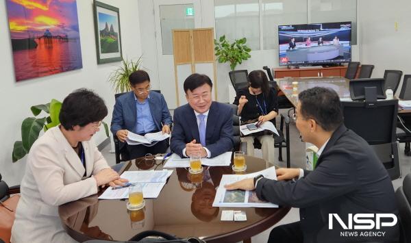 NSP통신-정기명 여수시장이 지난 7월 한순기 행정안전부 지방재정경제실장을 만나 섬박람회 특별교부세 사업에 대해 설명하고 있다. (사진 = 여수시)