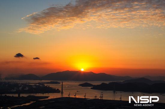 NSP통신-구봉산 전망대에서 바라본 일출 (사진 = 광양시청)