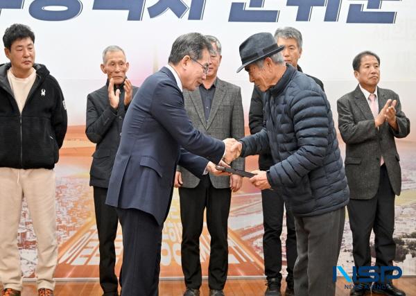 NSP통신-군위군은 27일 군청 대회의실에서 2024년도 모범 주민에 대한 표창 수여식을 진행했다. (사진 = 군위군)