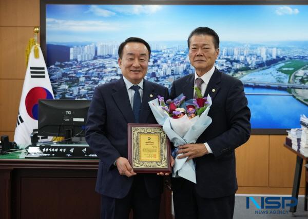 NSP통신-영천시의회 하기태 의원이 지난 26일 서울 국회의원회관 대회의실에서 열린 2024 서울평화문화대상 시상식에서 행정환경 부문 대상을 받는 영예를 안았다. (사진 = 영천시의회)