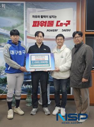 NSP통신-대구광역시장애인체육회는 대구중구주니어야구단 임기호 감독, 여주원 선수(대구 복현중 2학년)의 장애인체육 발전 후원금 전달식을 가졌다. (사진 = 대구시장애인체육회)