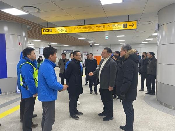 NSP통신-김경일 파주시장이 GTX-A 개통에 따른 운정중앙역 환승센터 이용자 현황을 점검 하고 있다. (사진 = 파주시)