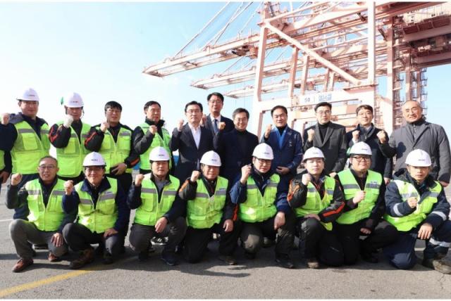 -김동연 경기도지사가 평택항 새해 첫 수출 현장을 방문해 임직원들과 기념촬영을 하고 있다 사진 경기도