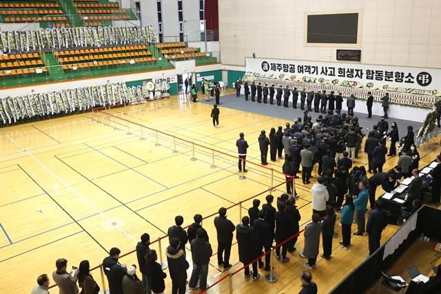 NSP통신-무안스포츠파크 합동분향소에 추모 발걸음이 이어지고 있다. (사진 = 무안군)