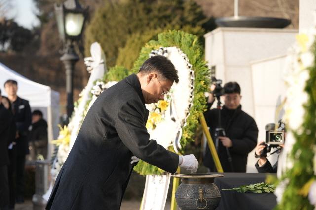 신상진 성남시장, <b>현충탑</b> <b>참배</b>로 <b>새해</b> 업무 시작