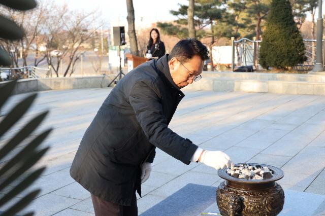 NSP통신-1일 평택시 현덕면 현충탑에서 신년 참배하는 강정구 평택시의회 의장. (사진 = 평택시의회)