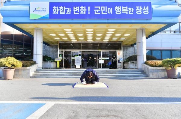 NSP통신-김한종 장흥군수가 2일 군민들에게 큰절을 올리고 있다. (사진 = 장성군)