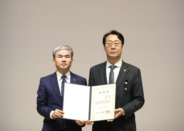 -2일 정명근 화성시장(오른쪽)이 정구원 화성시 제1부시장에 임명장 수여 후 함께 기념촬영을 하고 있다. (사진 = 화성시)