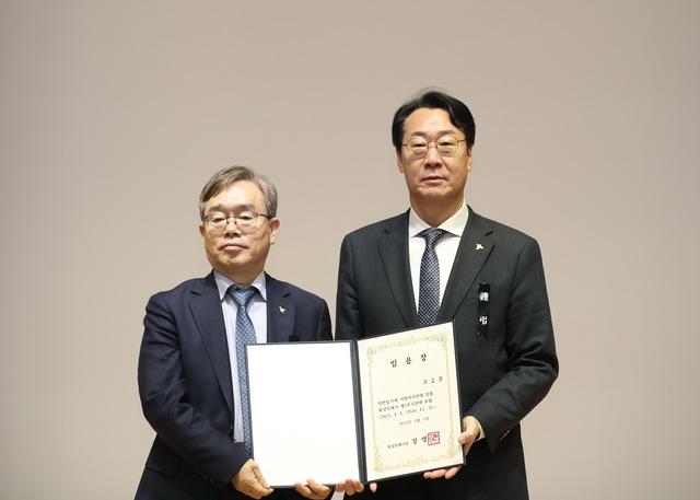-2일 정명근 화성시장(오른쪽)이 조승문 화성시 제2부시장과 기념촬영을 하고 있다. (사진 = 화성시)