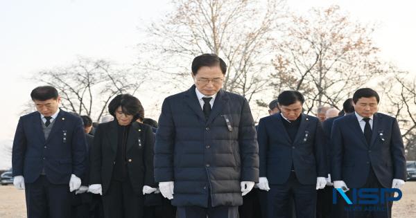 NSP통신-경상북도교육청은 2일 을사년(乙巳年) 새해를 맞이해 안동 충혼탑에서 순국선열과 호국영령의 고귀한 희생정신을 추념하며 새해 첫 업무를 시작했다. (사진 = 경상북도교육청)
