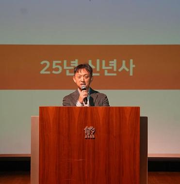 NSP통신-박성수 대웅제약 대표가 시무식에 신년사를 발표하고 있다. (사진 = 대웅제약)